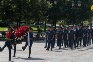 Руководство и сотрудники МЧС России возложили цветы к Могиле Неизвестного солдата