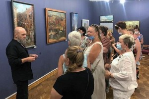 Астраханский  художник специально выставил в персональную экспозицию 70 картин