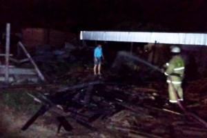 В Астраханской области за полтора часа сгорели две сельские хозпостройки