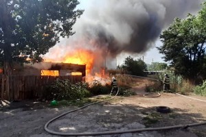 В Астрахани возле ТЦ «Алимпик» сгорел заброшенный дом