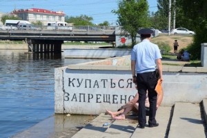 В Астраханской области ради безопасности детей на воде штрафуют родителей за недосмотр