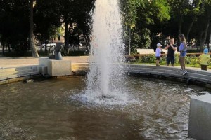 Глава Астрахани сообщила о тестовом запуске фонтана на площади Ленина
