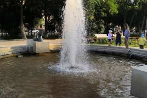 В Астрахани заработали первые фонтаны на площади Ленина