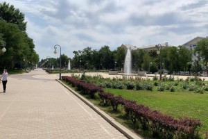 В Астрахани на площади Ленина включили фонтаны
