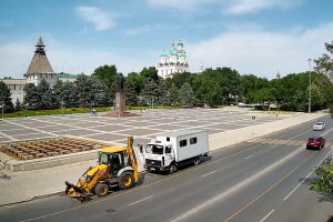 В Астрахани продолжают ремонтировать фонтаны на площади Ленина
