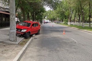 В Астрахани на улице Савушкина легковушка врезалась в эвакуатор