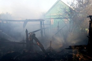 На правобережье Астрахани горели жилой дом и хозпостройки