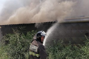 В Астрахани тушат крупный пожар на 150 кв. м&#160;за строительным гипермаркетом