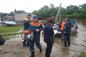 Силы МЧС России продолжают работу по ликвидации последствий паводковой ситуации на реке Амур