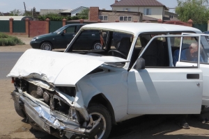В Астрахани в результате лобового столкновения автомобилей серьёзно пострадала женщина