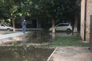 В Астрахани на улице Звездной затопило двор из-за аварии