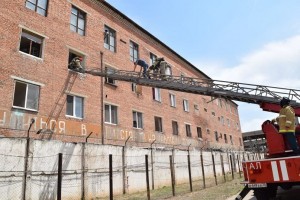 В Астрахани пожарные и спасатели тренировались в исправительной колонии