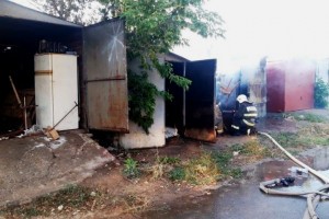 В Астрахани один пожар охватил 2 гаража и 3 хозпостройки