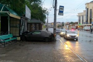 В центре Астрахани иномарка насмерть сбила пешехода и врезалась в киоск