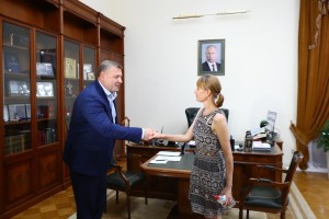 С дозвонившейся президенту астраханкой встретился губернатор Игорь Бабушкин