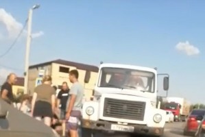В Астрахани на Фунтовском шоссе водитель автоцистерны сбил подростка