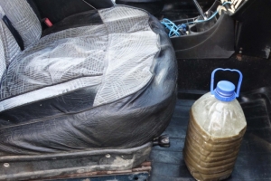 В Астраханской области инспекторы ДПС задержали мужчину, который перевозил гашишное масло