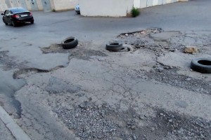 Астраханцы просят отремонтировать дорогу возле крупного ТЦ