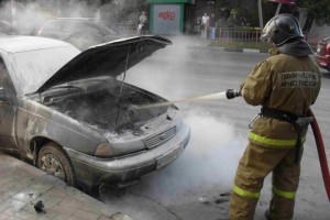 В Астрахани сгорели хозпостройка и автомобиль