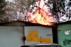 В  Астрахани огонь угрожает нескольким гаражам