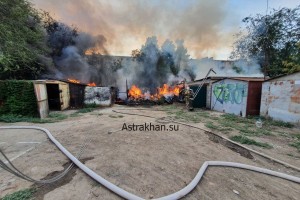 В Астрахани на улице Яблочкова сгорели 3&#160;хозпостройки на площади 120 кв.&#160;м.