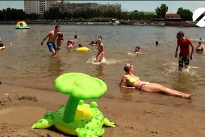 В Астрахани на пляже спасли захлебнувшуюся водой маленькую девочку