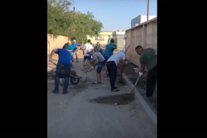 Астраханцы своими силами отремонтировали километр дороги