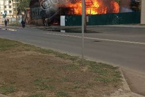 В Астрахани горит жилой дом на улице Бакинской