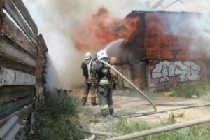 На пожаре в центре Астрахани огонь охватил и 12-этажный дом