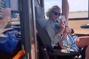 Анастасия Волочкова в&#160;Астрахани устроила фотосет за рулем автобуса с&#160;пассажирами