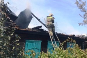 В сёлах горели жилые дома, в Астрахани огонь пылал в гаражах