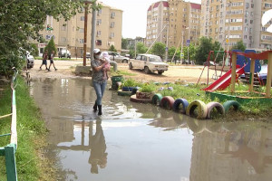 Астраханцы жалуются на разливы из нечистот во дворах жилых домов