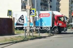 В Астрахани грузовик порвал провода на улице Бакинской