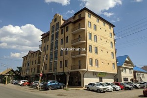 В Астрахани аварийное здание на улице Бакинской никак не могут снести