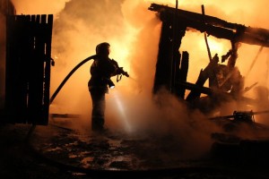 Ночной пожар в Астрахани спалил два гаража