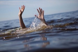 В Астраханской области утонувшего мальчика достали из воды очевидцы