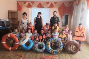 «У воды — без беды»: в Астраханской области специалисты провели инструктаж в детском саду