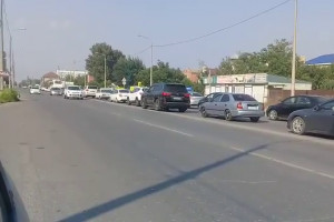 В Астрахани Зацаревье стоит в пробке из-за ДТП с возгоранием