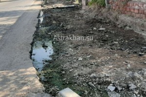 Ремонт на улице Мечникова в Астрахани усугубил разлив нечистот