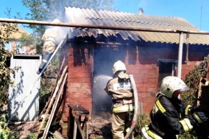 В Астраханской области горели хозпостройки и автомобиль