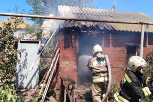 В Астраханской области сгорели две хозпостройки, автомобиль и свалка
