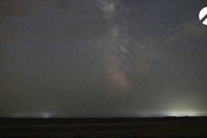 В Астраханской области замечены слоистые облака на фоне Млечного пути