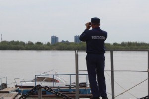 В Астрахани сотрудники «Волгоспаса» вытащили из воды двух тонущих подростков