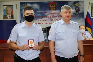 В Астрахани наградили полицейского за спасение во время пожара 11 человек