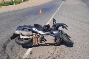 В Астраханской области водитель мотороллера погиб под колёсами грузовика