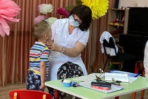 В Астрахани врачи обследовали воспитанников детских садов