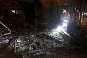 В частном секторе Астрахани неисправная электропроводка сожгла жилой дом и хозпостройку