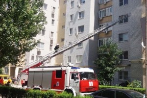 В Астрахани во время пожара из многоэтажки спасли 5 человек