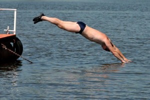Под Астраханью нырнувший в воду парень сломал себе шею