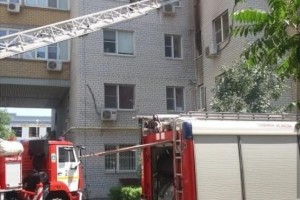 В Астрахани на улице Боевой горит квартира в многоэтажке